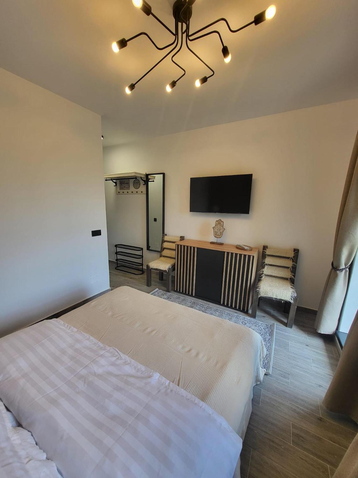 Pensiunea Casa Dacilor Podeni Buitenkant foto