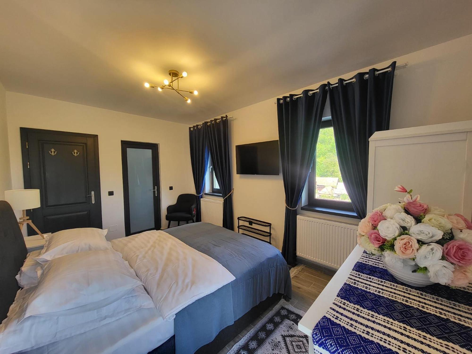 Pensiunea Casa Dacilor Podeni Buitenkant foto